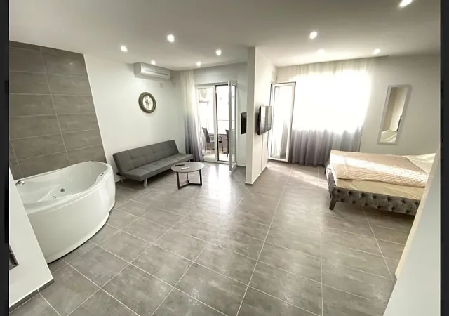 One-bedroom apartment with a jacuzzi in the living room, located in a modern building with an elevator — photo 6